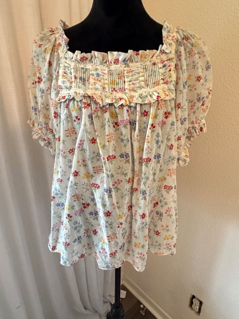 Doen Ivory Floral Smocked Peasant Blouse